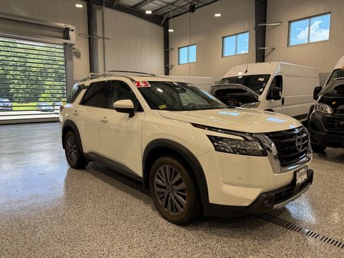 Used 2023 Nissan Pathfinder SL w/ SL Premium Package AWD/4WD image 3