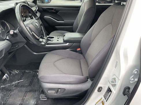 Used 2024 Toyota Highlander LE image 29