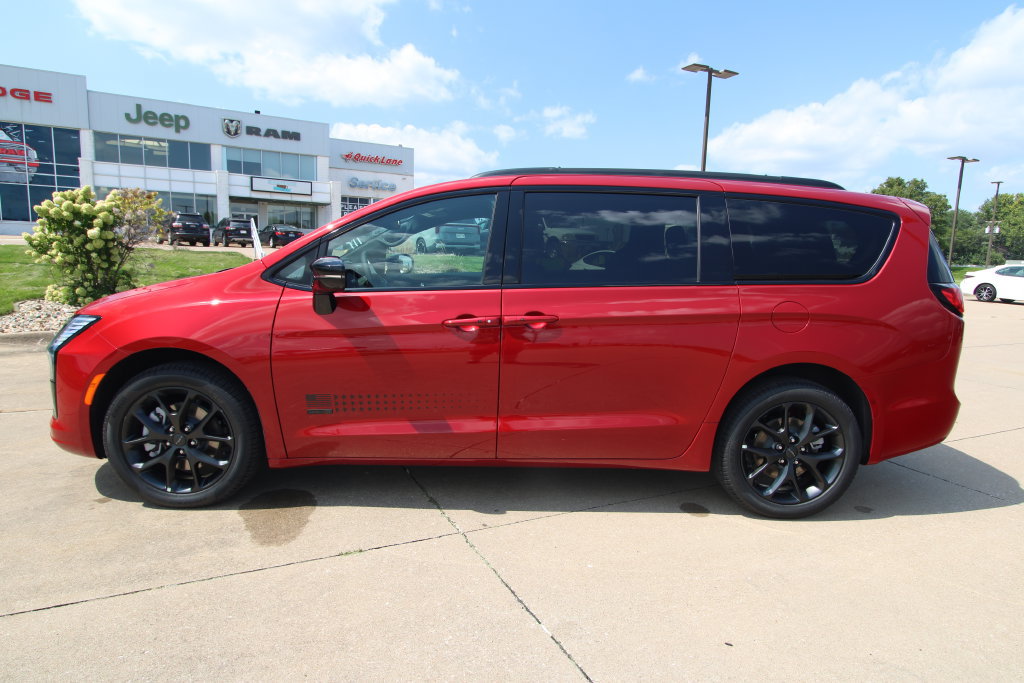 New 2027 Chrysler Pacifica Select AWD/4WD image 17