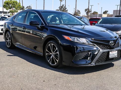 Used 2018 Toyota Camry SE FWD image 3