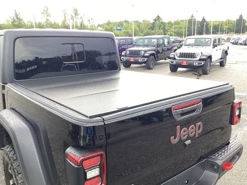 Used 2024 Jeep Gladiator Rubicon w/ Technology Group AWD/4WD image 16