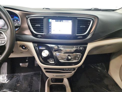 Used 2023 Chrysler Voyager LX FWD image 17