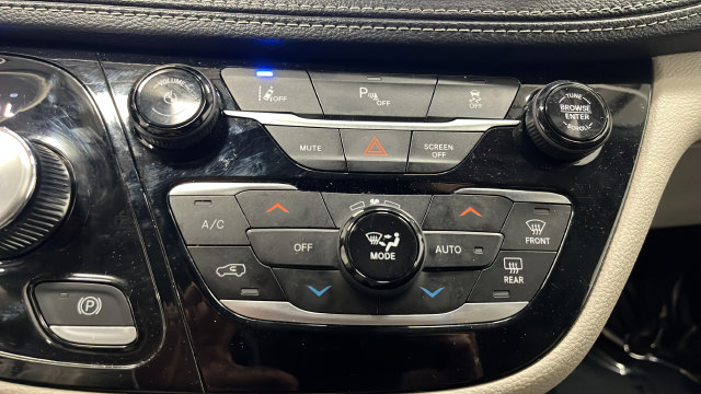 Used 2024 Chrysler Pacifica Limited FWD image 17