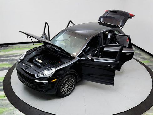 Used 2017 Porsche Cayenne Platinum Edition image 35