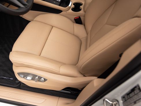Certified 2026 Porsche Macan AWD/4WD image 22