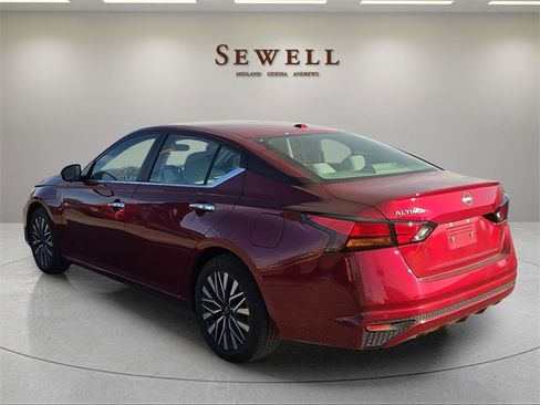 Used 2024 Nissan Altima 2.5 SV image 3