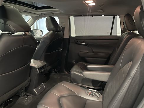 Used 2023 Toyota Highlander XLE AWD/4WD image 23