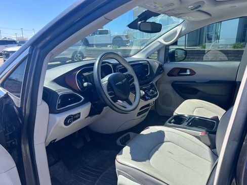 Used 2017 Chrysler Pacifica Limited w/ UConnect Theater Package FWD image 9