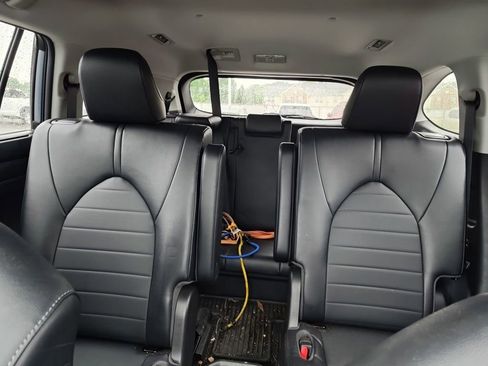 Used 2022 Toyota Highlander XLE AWD/4WD image 9