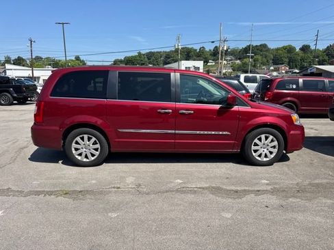 Used 2016 Chrysler Town & Country Touring w/ Driver Convenience Group FWD image 5