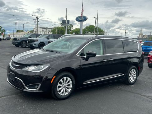 Used 2018 Chrysler Pacifica Touring-L w/ Advanced Safetytec Group FWD image 2