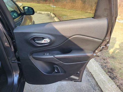 Used 2016 Jeep Cherokee Trailhawk w/ Cold Weather Group image 21