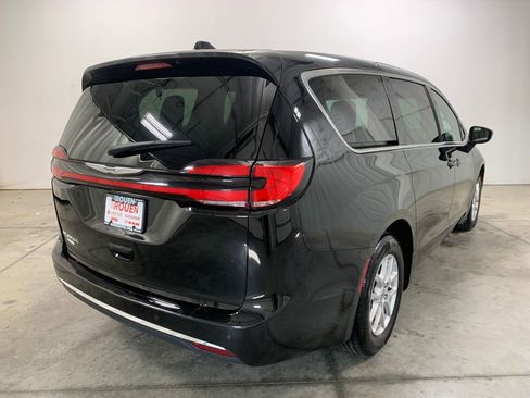 Used 2024 Chrysler Pacifica Touring-L FWD image 27