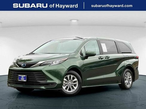 Used 2024 Toyota Sienna LE AWD/4WD image 1