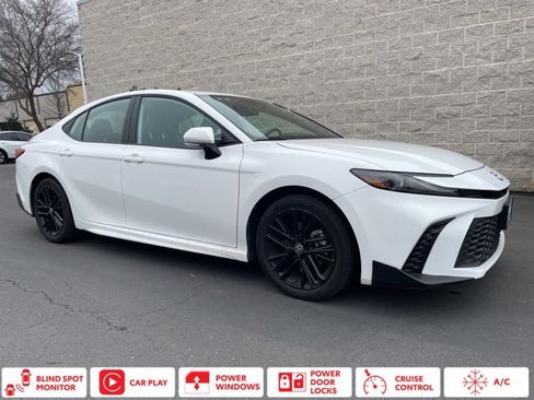 Used 2025 Toyota Camry SE image 1