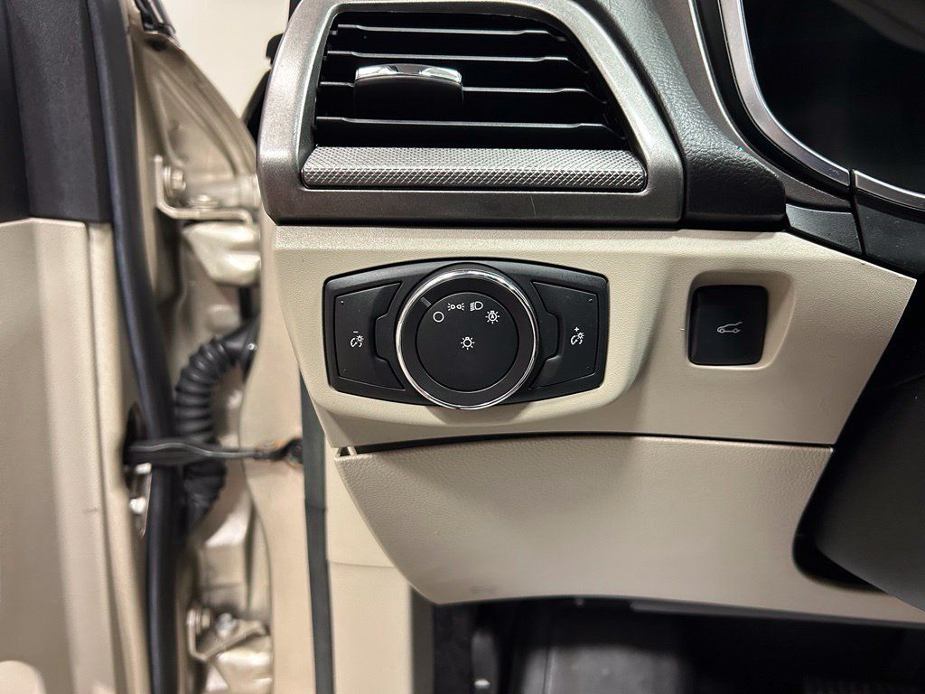 Used 2017 Ford Fusion SE FWD image 13