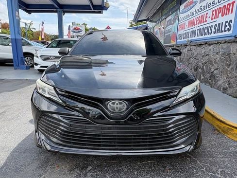 Used 2018 Toyota Camry LE image 10