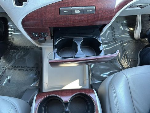 Used 2012 Toyota Sienna XLE image 31