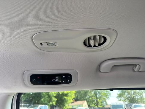 Used 2024 Chrysler Pacifica Touring-L FWD image 8