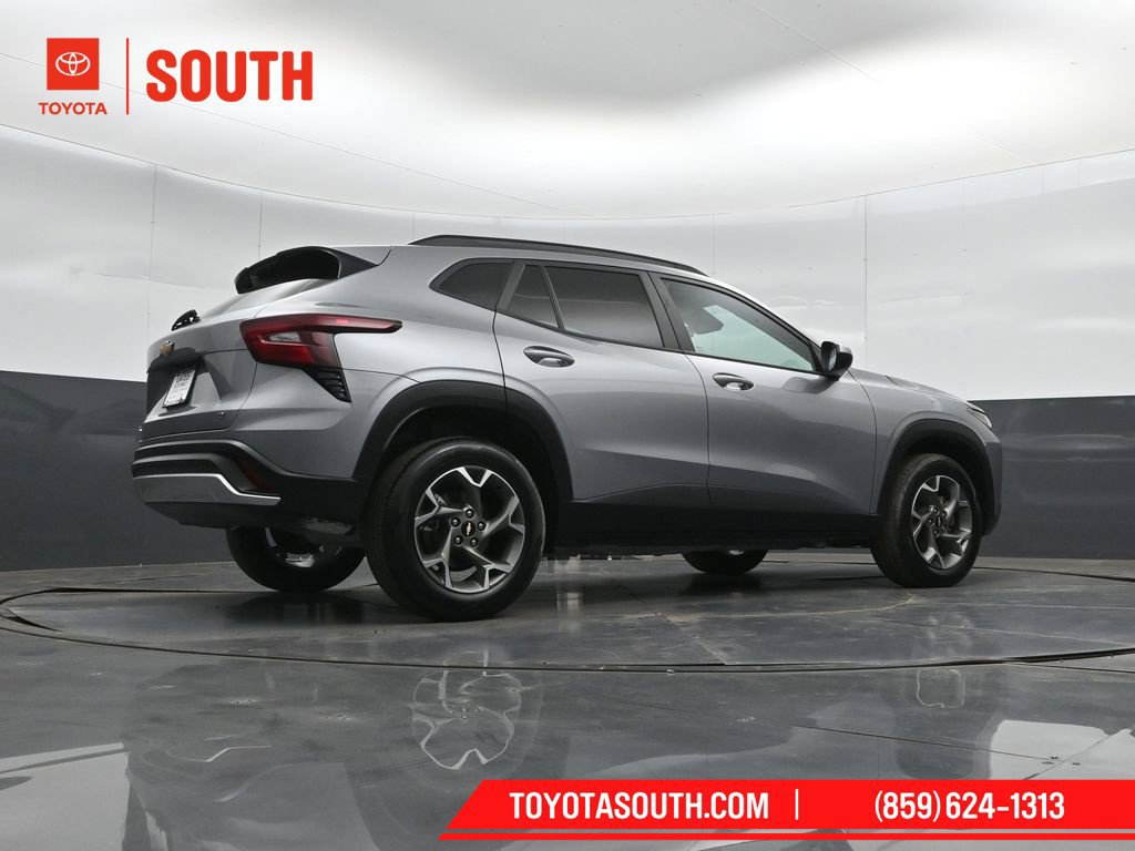 Used 2025 Chevrolet Trax LT w/ LT Convenience Package FWD image 36