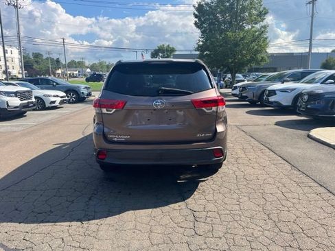 Used 2017 Toyota Highlander XLE AWD/4WD image 10