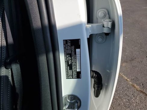 Used 2025 Volvo XC40 B5 Core image 33