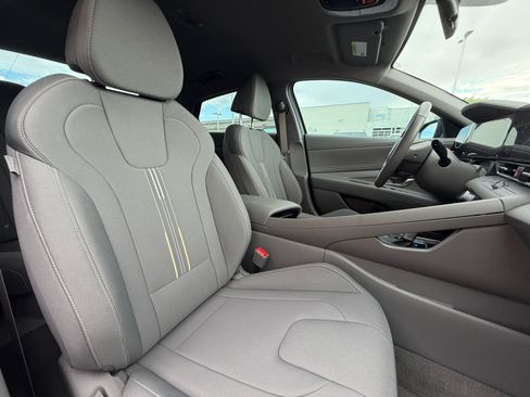 Used 2025 Hyundai Elantra SEL FWD image 19