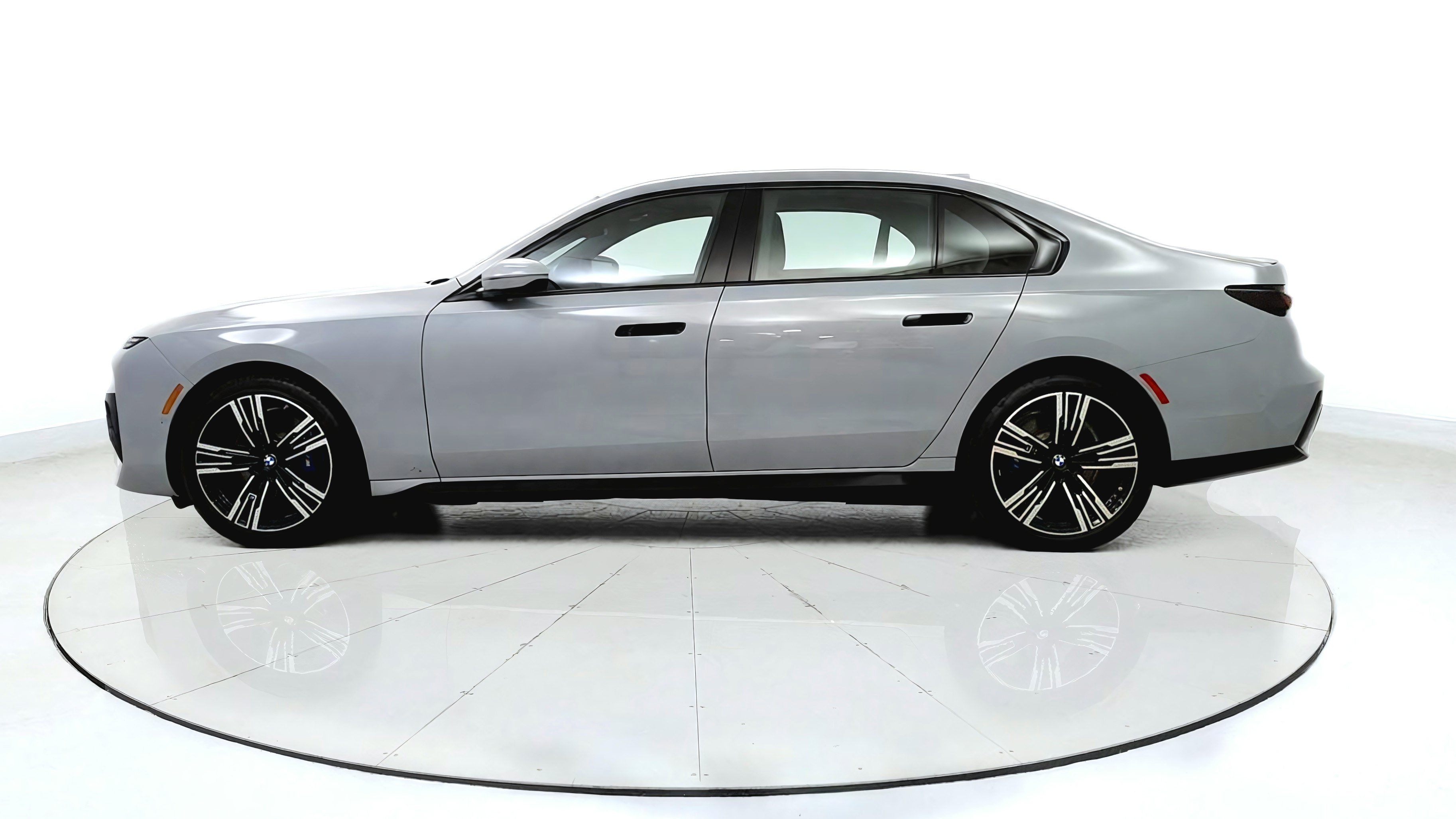 Used 2023 BMW i7 xDrive60 w/ Parking Assistance Package AWD/4WD image 4