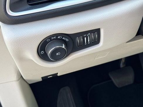 Used 2024 Chrysler Pacifica Touring-L image 30