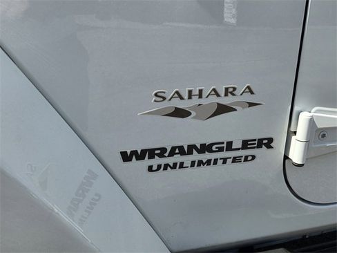 Used 2017 Jeep Wrangler Unlimited Sahara w/ Max Tow Package image 10