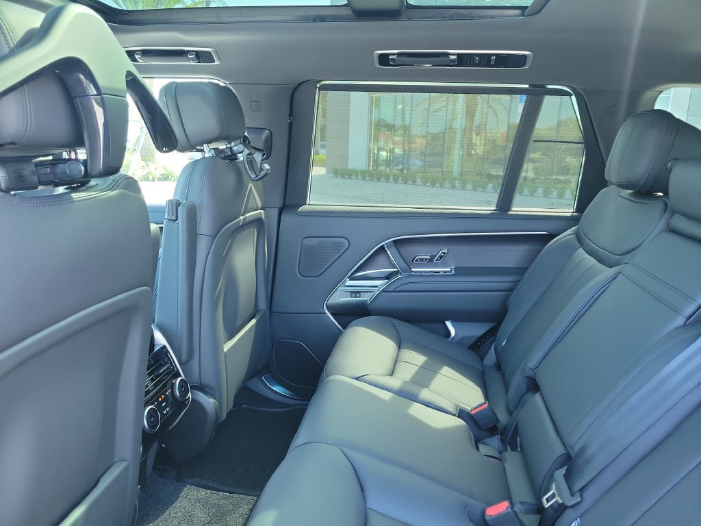 New 2026 Land Rover Range Rover Long Wheelbase SE AWD/4WD image 16