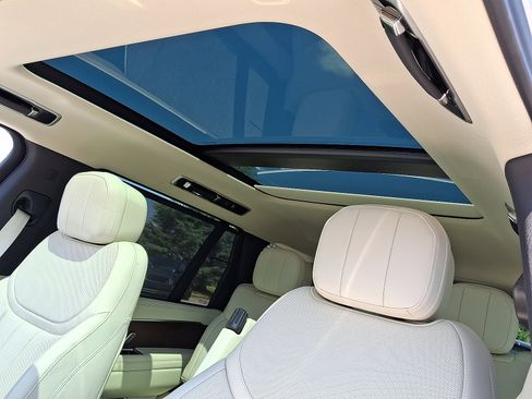 New 2025 Land Rover Range Rover Long Wheelbase SE image 11