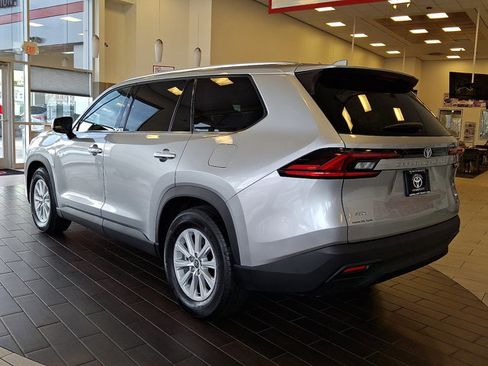 Used 2025 Toyota Grand Highlander AWD image 4
