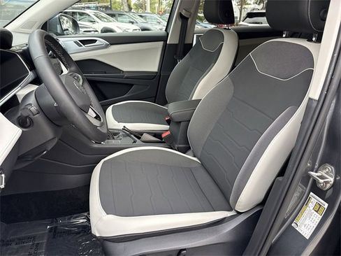 Used 2025 Volkswagen Taos SE image 11