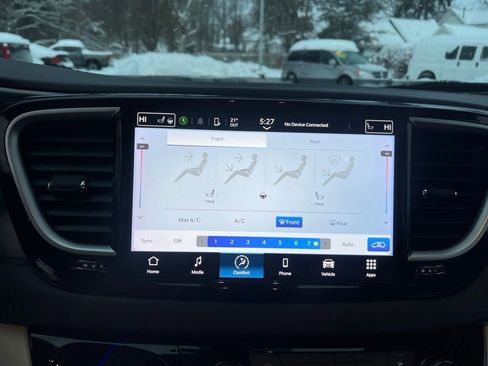 Used 2024 Chrysler Pacifica Touring-L image 21