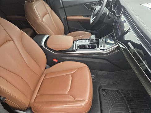 Used 2023 Audi Q8 Premium image 12
