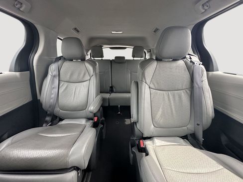 Used 2023 Toyota Sienna Limited image 13