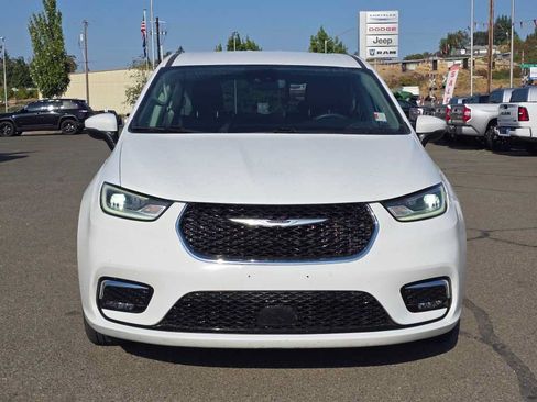 Used 2023 Chrysler Pacifica Touring-L FWD image 5