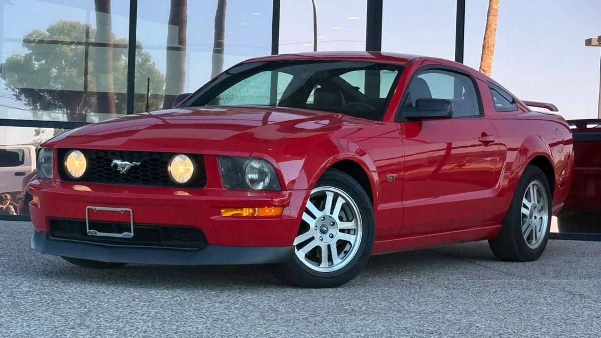 Used 2005 Ford Mustang GT Premium RWD image 2