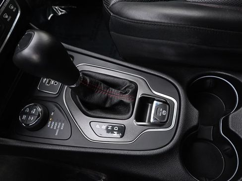 Used 2019 Jeep Cherokee Trailhawk AWD/4WD image 33