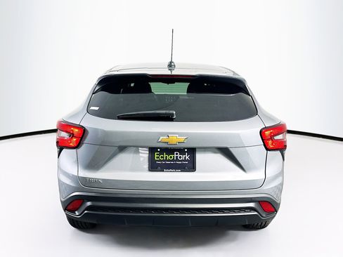 Used 2025 Chevrolet Trax LS w/ LS Convenience Package image 7
