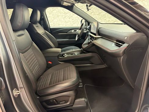 Used 2025 Ford Explorer ST-Line w/ ST-Line Street Pack AWD/4WD image 11