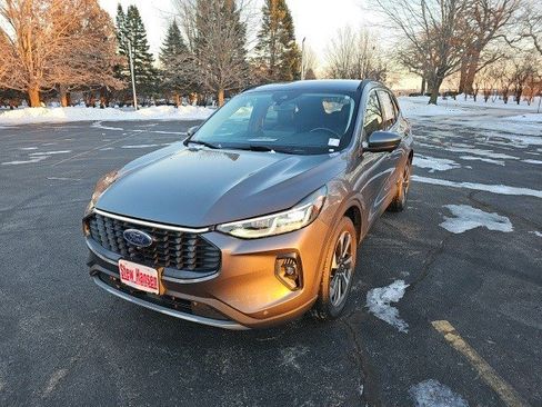 Used 2023 Ford Escape Platinum image 2