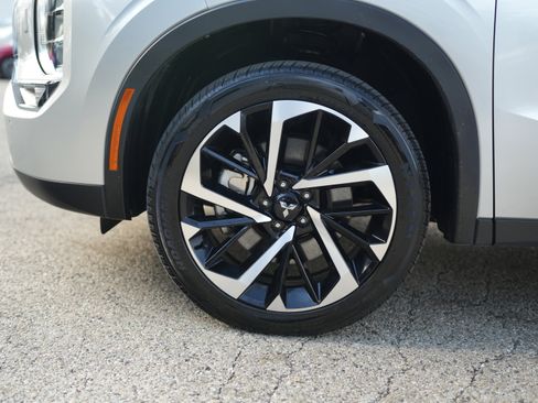 Used 2024 Mitsubishi Outlander AWD image 11