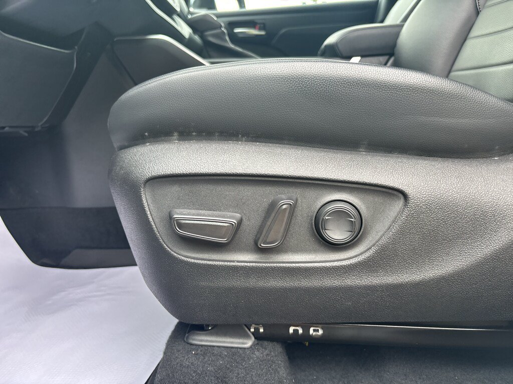 Used 2022 Toyota Highlander XLE AWD/4WD image 13