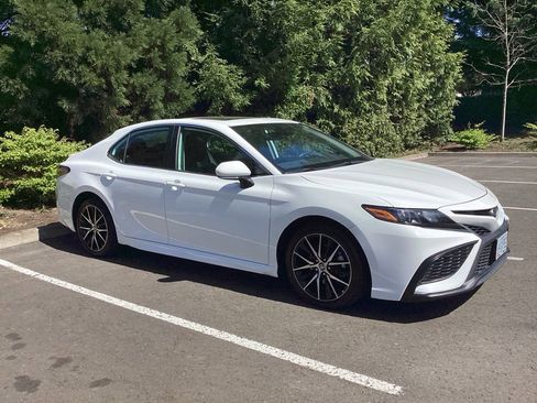 Used 2023 Toyota Camry SE w/ Cold Weather Package image 9