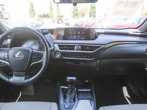 Used 2019 Lexus UX 200 image 13