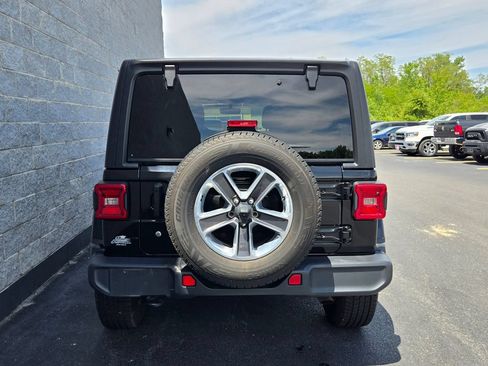 Used 2018 Jeep Wrangler Unlimited Sahara AWD/4WD image 4