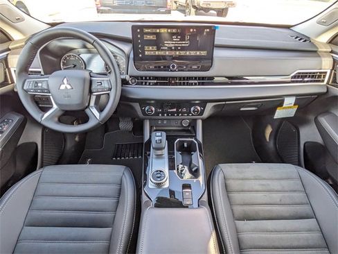 New 2025 Mitsubishi Outlander SE image 16