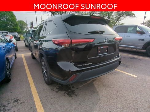 Used 2020 Toyota Highlander XLE AWD/4WD image 4